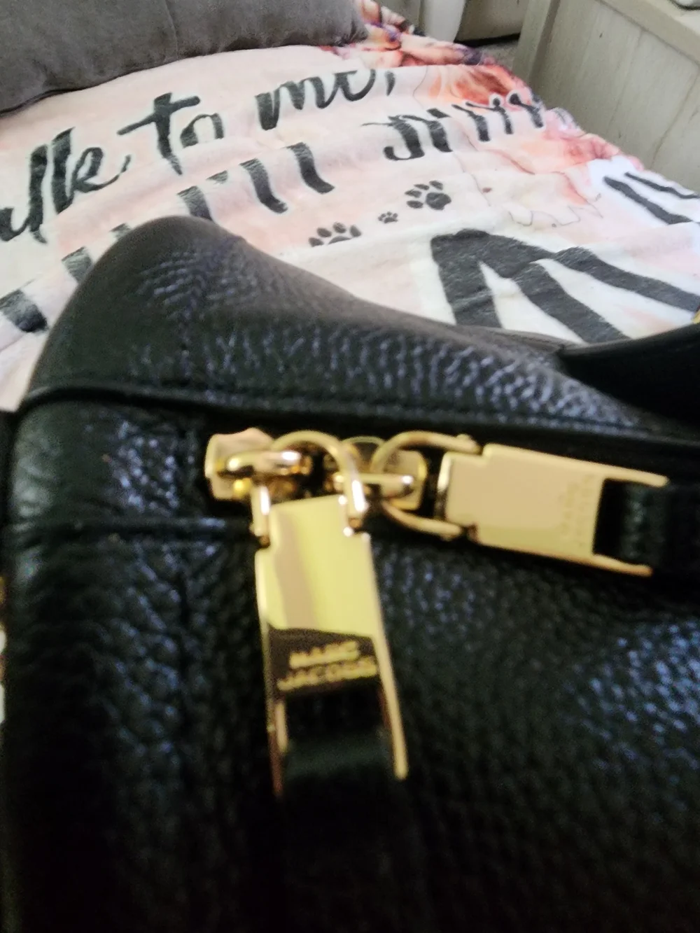 Marc Jacobs compact pebbled
